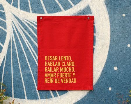 besar lento hablar claro|besar lento hablar claro bailar mucho amar fuerte y reír .